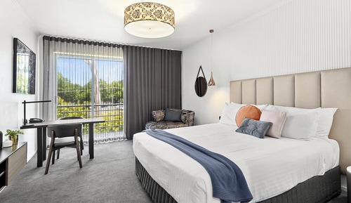 Deluxe Queen Spa Suite