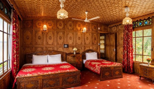 Kohinoor Lake View Suite with Private Jacuzzi