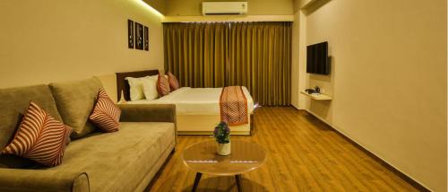 Deluxe Double or Twin Room with Pool View