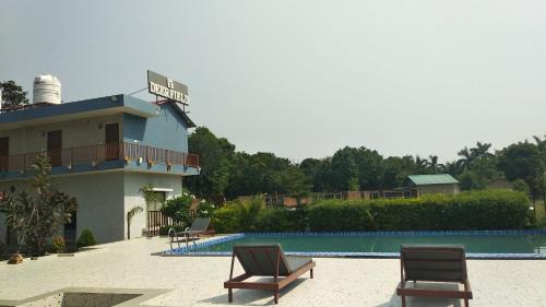 Deluxe Double Room (2 Adults + 1 Child)