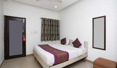 Deluxe Double Room (2 Adults + 1 Child)