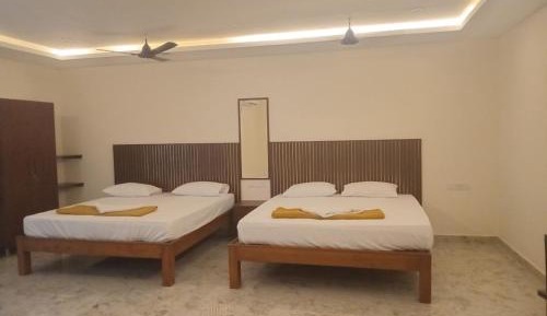 Deluxe Room (2 Adults + 1 Child)