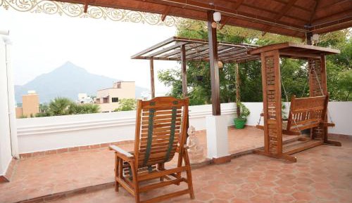 Apartment with Mountain View