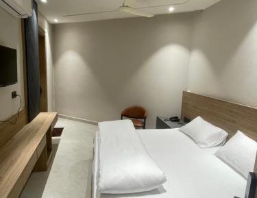 Deluxe Double Room (2 Adults + 1 Child)