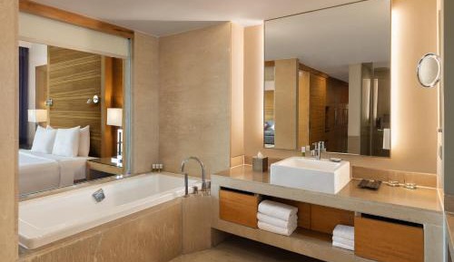 1 Bedroom Suite High Floor with lounge access