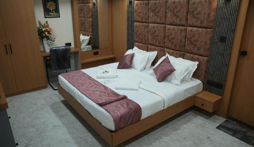 Deluxe Room (2 Adults + 1 Child)