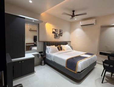 Deluxe Double Room (2 Adults + 1 Child)