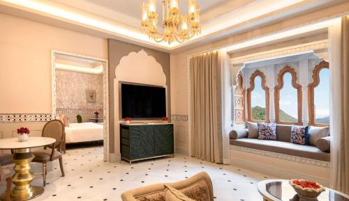 Luxury Suite King Bed
