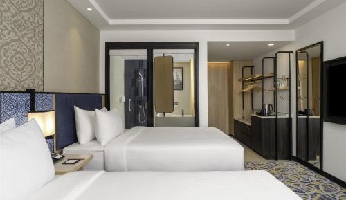 Deluxe Twin Room with Runway View with 50% discount on Buffet Dining, 15% discount on laundry , 20% discount on à la carte and Happy Hours 1+1 offer on select beverages from 4pm to 8pm