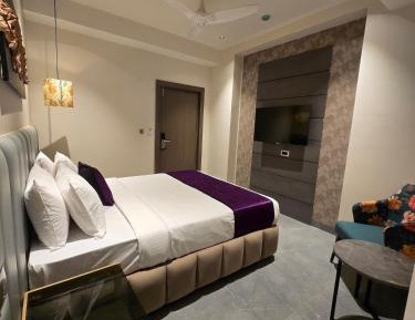 Deluxe Queen Room