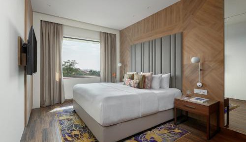 Executive Suite 1 Bedroom City View King Bed