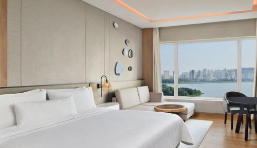 Larger Guest Room, 1 King- Lake view with Curated high-tea experience & enjoy 10% discount on F&B and Spa