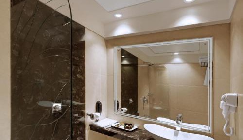 Deluxe Double or Twin Room with 10% off on Food and Soft Beverage , Laundry and Spa per stay.