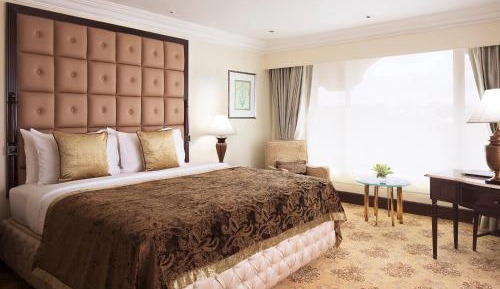 Deluxe Suite 1 Bedroom Lake View King Bed