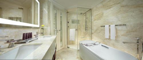 Club Deluxe Room with Lounge Access