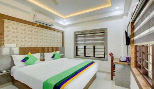 Superior Room With Living Area & Balcony