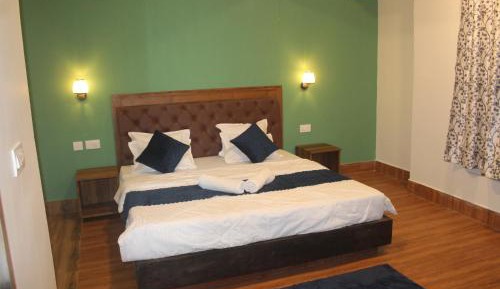 Deluxe Double Room (2 Adults + 1 Child)