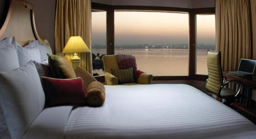Executive Deluxe King with Bathtub & Lounge Access