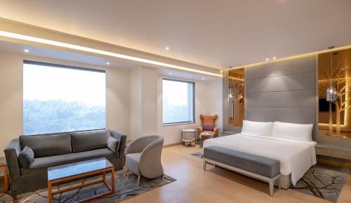 Suite - Unlimited pour during happy hours between 6 to 8 pm at Sky grill, 3 pcs fruit platter, 2 varieties of home-made cookies, 4 pcs laundry complimentary per suite per day