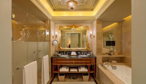 Royal Suite with Plunge Pool,Lounge Access with Cocktail hrs and BMW Airport Transfers
