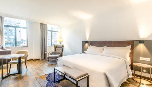 Signature Deluxe King Room