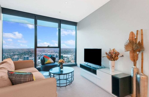 Kangaroo Point Apartment | Luxury 1 Bedroom Retreat in Brisbane City With Pool and gym