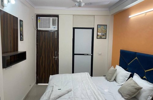 Sainik Farm Hotel | Roomshala 123 Happy Homes Saket