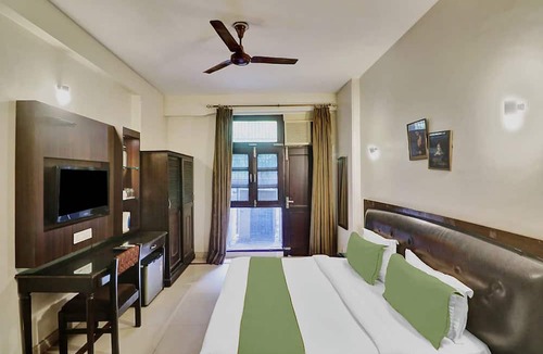 Kalkaji Hotel | FabExpress Lloyd House