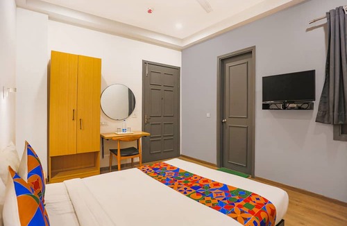 Pitampura Hotel | FabHotel Roseman