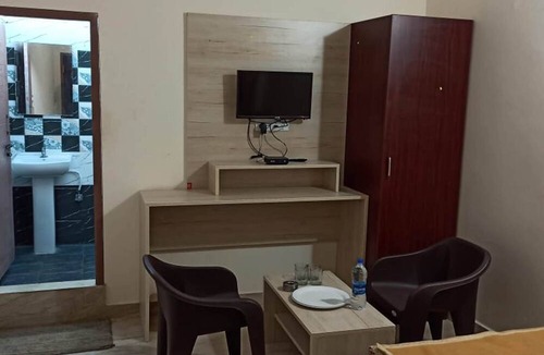 Mandya Hotel | iROOMZ Suchira Lodge