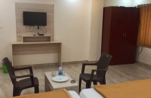 Mandya Hotel | iROOMZ Suchira Lodge