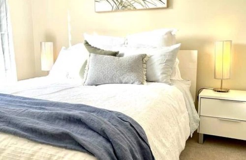 Belmont Apartment | Cozy park-side home close to city and beaches