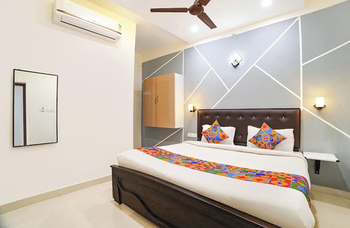 Royapettah Hotel | FabHotel Lloyds Inn I