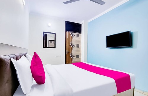 Vasant Kunj Hotel | Roomshala 118 Hotel Acclaim 7 sky