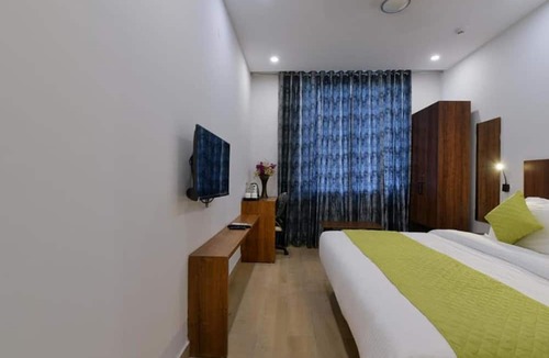 Indirapuram Hotel | Hotel The Emporio A Corporate suites