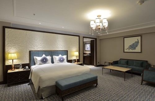 Thaltej Hotel | Taj Skyline Ahmedabad
