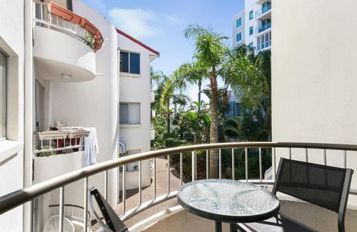 Burleigh Heads Apartment | Superb 1 Bedroom Apartment Near the Beach