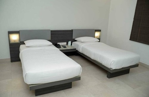 Kozhinjampara Hotel | Hotel Palm Shore