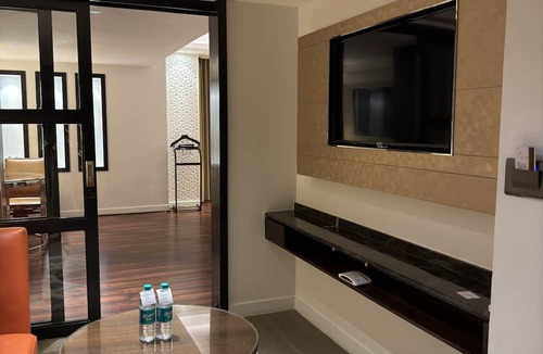 Salem Hotel | Cenneys Gateway - Pride of Salem