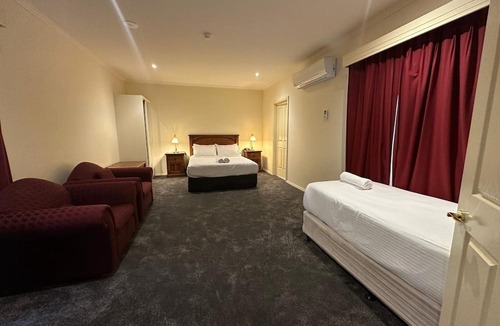 Strathdale Hotel | Crystal INN