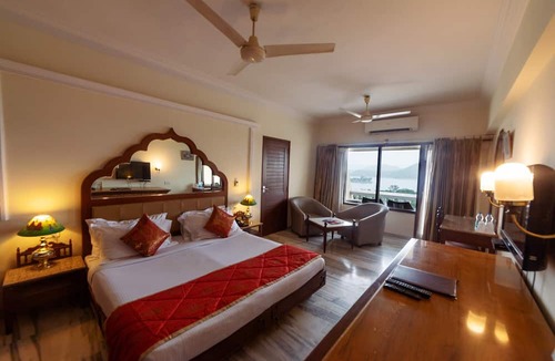 Lake Swaroop Sagar Hotel | Hotel Hilltop Palace