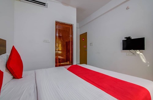 BTM Layout Hotel | OYO 15695 Varcity Comforts