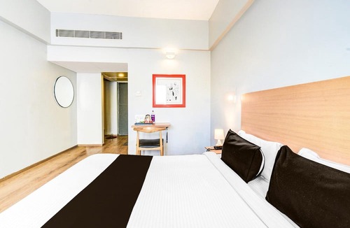 Lakdi Ka Pul House | Deluxe Super Townhouse Lakdikapul