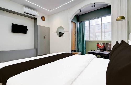 Surat House | Deluxe Room Adajan Sky Palace