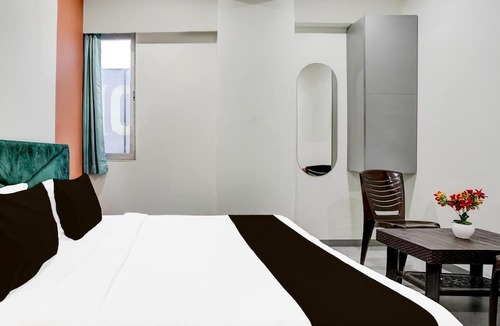 Surat House | Deluxe Room Adajan Sky Palace