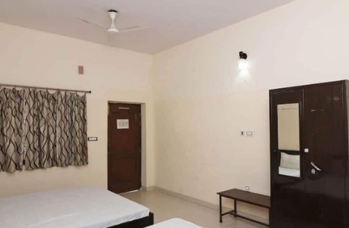 Govardhan Hotel | Mukund vinod garden