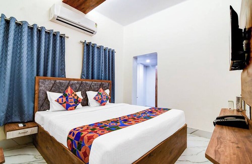 Tollygunge Hotel | Fabhotel Adhiraj Inn
