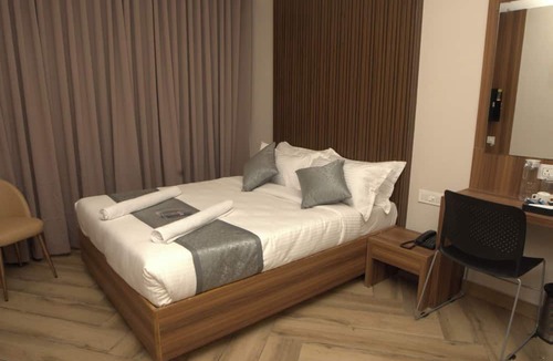Vadapalani Hotel | Grand Sea Way