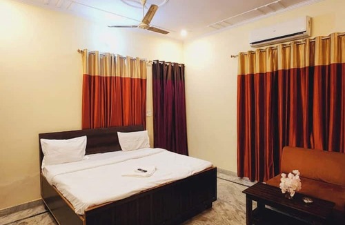 Gomti Nagar Hotel | Hotel Prisha Stay Lucknow