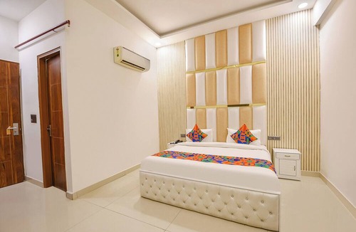 Indirapuram Hotel | Fabhotel The Grand Paradise